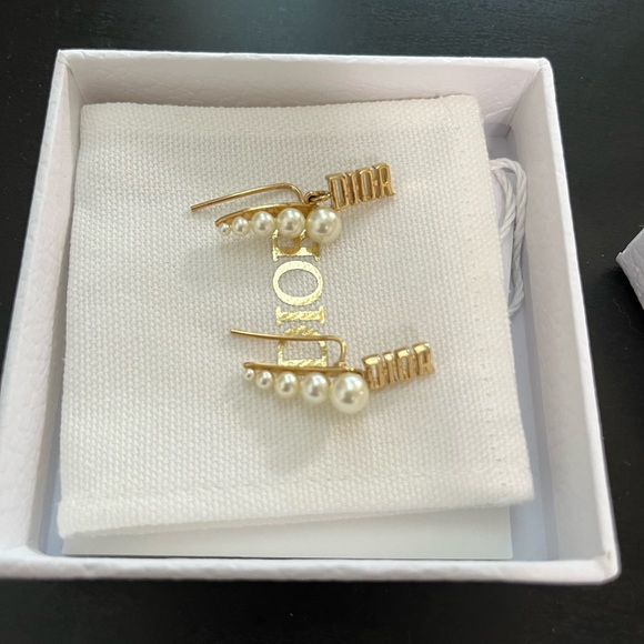 DIO(R)EVOLUTION EARRINGS
GOLD-FINISH METAL AND WHITE RESIN - Picture 5 of 5